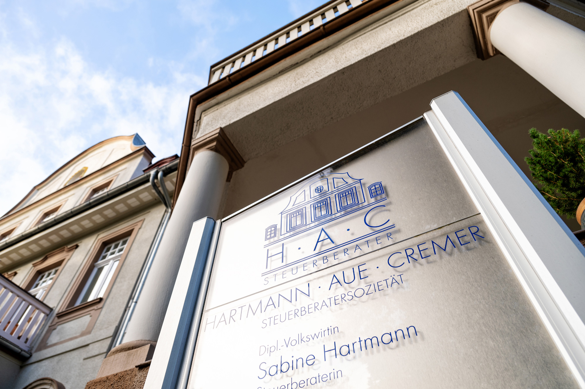 Hartmann - Aue - Cremer - Hildesheim - Firmenschild im Eingangsbereich