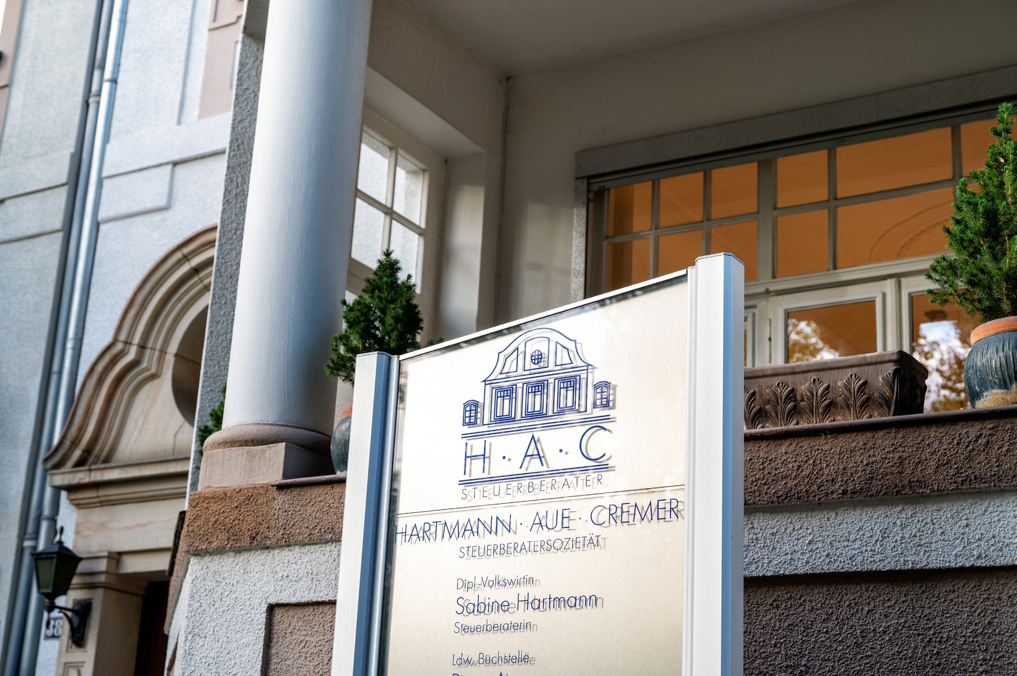 Hartmann - Aue - Cremer - Hildesheim - Firmenschild im Eingangsbereich